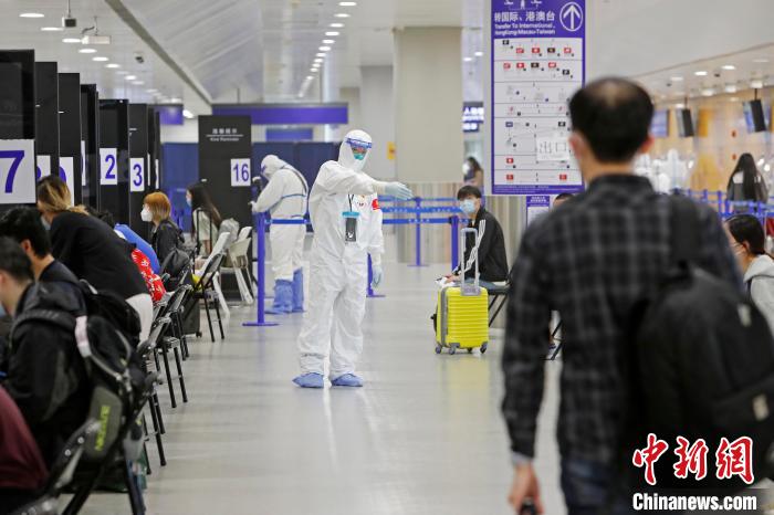 浦東機(jī)場海關(guān)人員引導(dǎo)入境旅客等待進(jìn)行信息核查。(資料照片) 殷立勤 攝