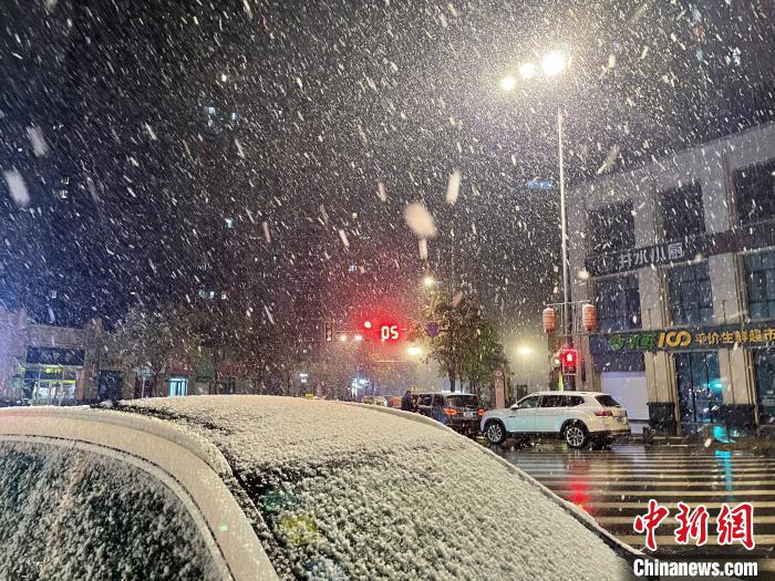 13日夜，南京迎今冬初雪?！⌒焐荷?攝