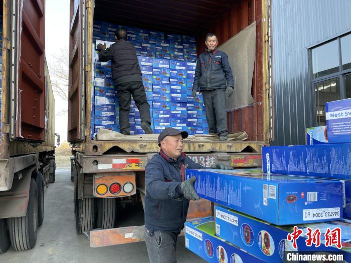 陳克紅搬運的體育用品即將遠銷歐洲?！⌒焐荷?攝