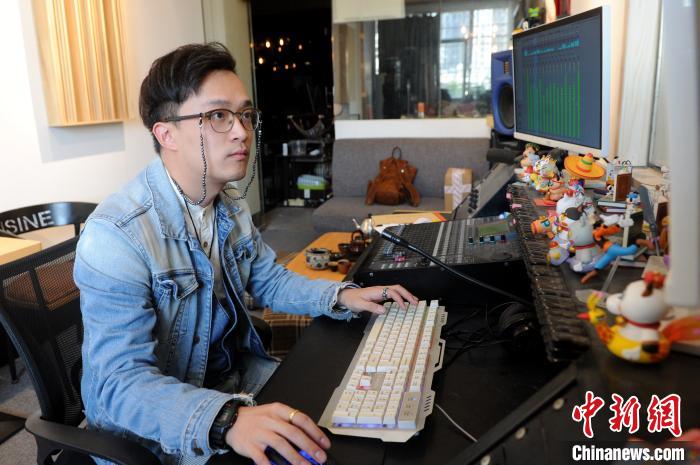 蔡鶴立在他的工作室影視后期制作?！埥鸫?攝