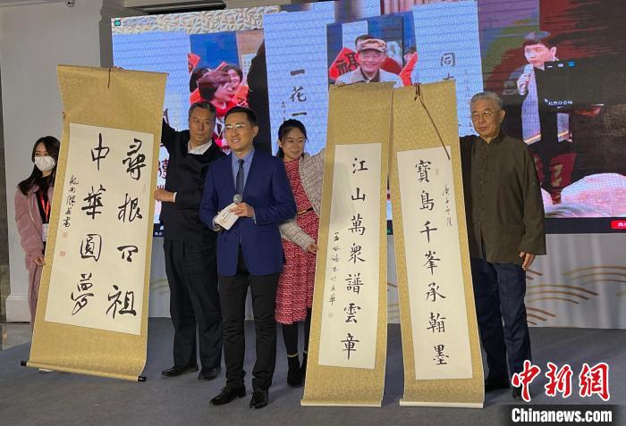 兩岸書法家展示互贈的墨寶，表達對同胞的深情和希望兩岸關(guān)系和平發(fā)展的共同心愿?！÷访?攝