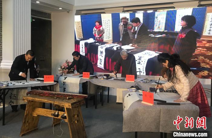 兩岸書法家分別在現(xiàn)場共同揮毫?！÷访?攝