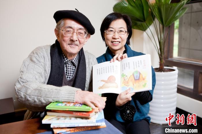 林良和三女兒林瑋一起展示他的作品?！「＝ㄉ倌陜和霭嫔绻﹫D 攝