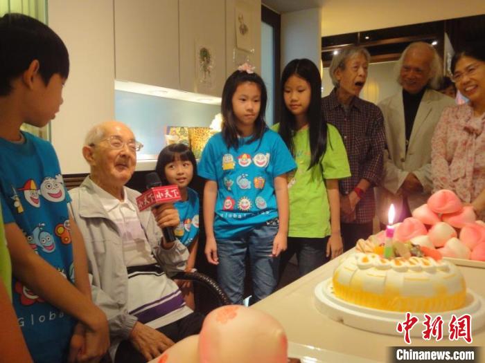 臺(tái)灣小天下出版社為94歲的林良舉辦《動(dòng)物和我》新書(shū)發(fā)布會(huì)暨慶生會(huì)，文友們熱情參與。林良過(guò)生日可謂臺(tái)灣兒童文學(xué)界一大盛事?！「＝ㄉ倌陜和霭嫔绻﹫D 攝