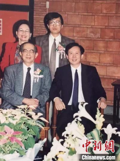 1996年12月7日，海峽兩岸少年小說(shuō)研討會(huì)，桂文亞、張之路、方衛(wèi)平與林良合影。　福建少年兒童出版社供圖 攝