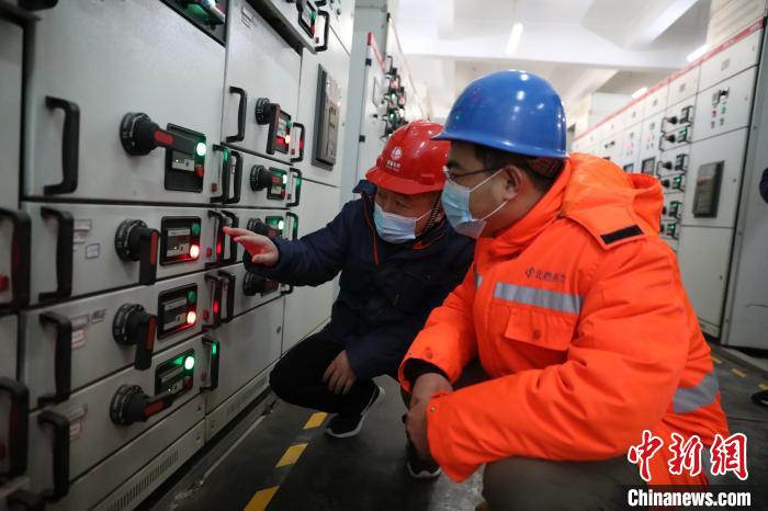 北京大興供電公司與集中供暖重要客戶建立高效聯絡機制，深入一線開展用電安全隱患排查工作?！⊥醺粡?攝