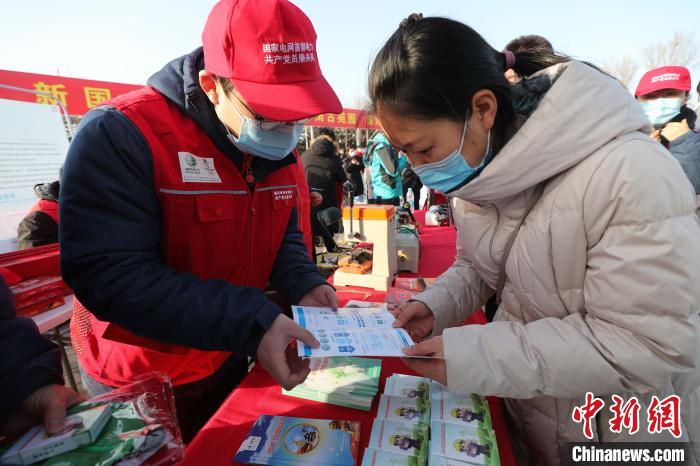 北京大興供電公司進社區(qū)宣傳“網上國網”App等線上購電舉措?！堈?攝