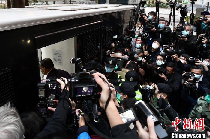 12月31日下午，黎智英被押上囚車?！±钪救A 攝