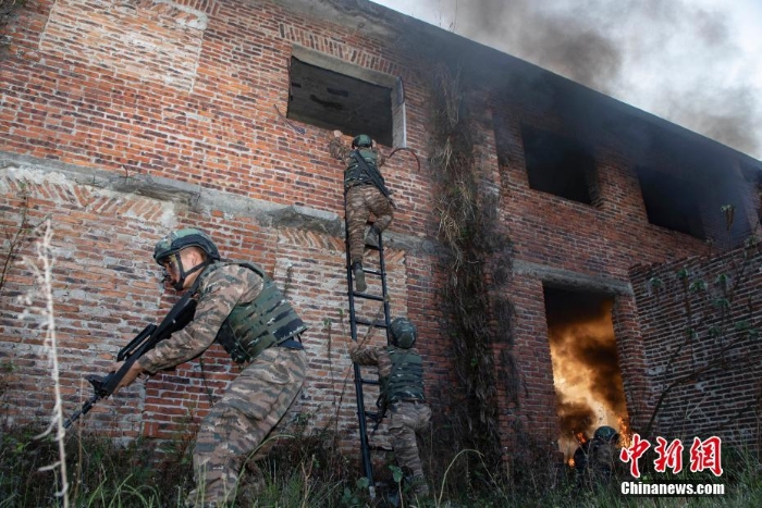 開(kāi)訓(xùn)即開(kāi)戰(zhàn)！直擊武警特戰(zhàn)隊(duì)員實(shí)戰(zhàn)練兵