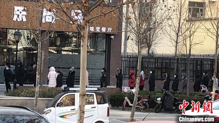 邢臺市民在排隊進行核酸檢測。　張鵬翔 攝
