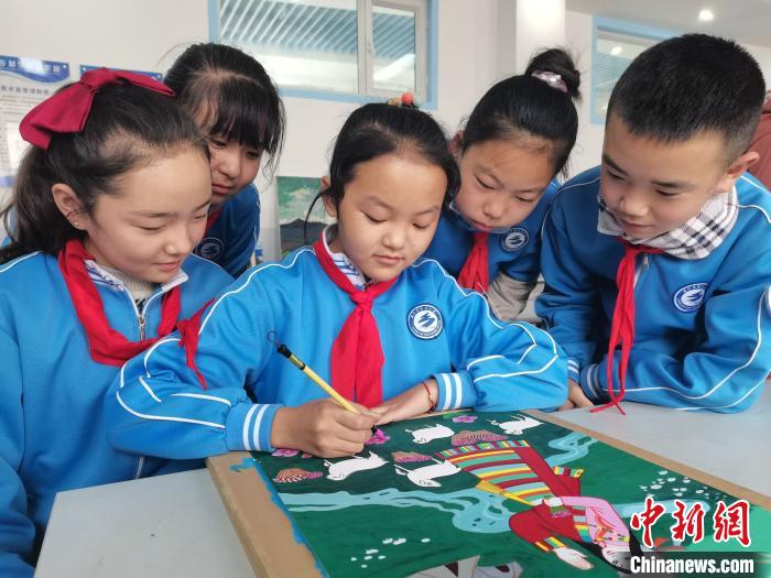 圖為西寧市陽光小學(xué)學(xué)生創(chuàng)作農(nóng)民畫?！↑h明漢 攝