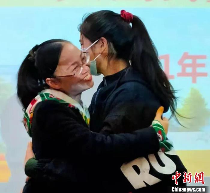 助學(xué)活動(dòng)現(xiàn)場(chǎng)，捐受雙方熱情擁抱?！±畋?攝
