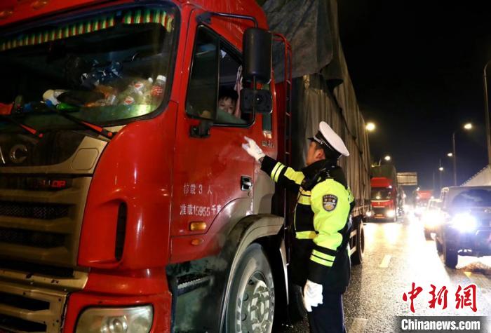 圖為貴安新區(qū)交警對駕乘人員做安全提示。吳遠杰 攝