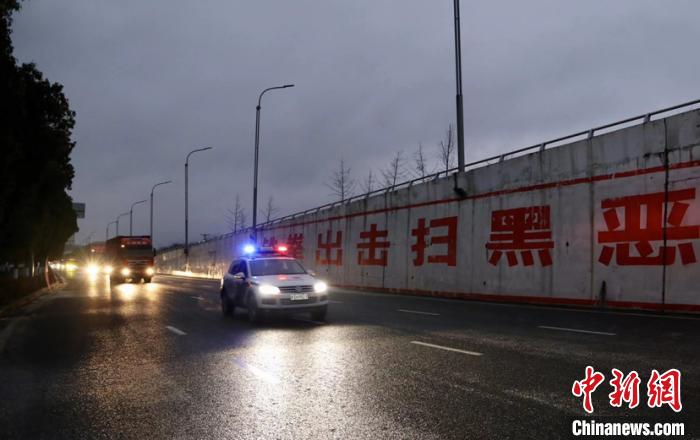 圖為貴安新區(qū)交警開道護送車輛至安全地帶。吳遠杰 攝
