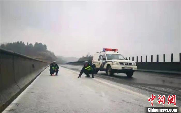 圖為交警在貴黔高速54公里長轄區(qū)巡邏執(zhí)勤。貴陽交警供圖