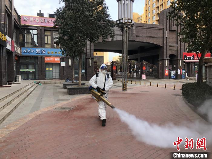 圖為藍(lán)天救援隊(duì)在譽(yù)天下社區(qū)外進(jìn)行消殺。藍(lán)天救援隊(duì)供圖