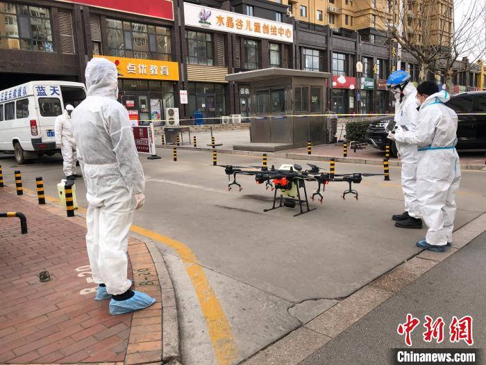 圖為藍(lán)天救援隊(duì)在譽(yù)天下社區(qū)外利用無(wú)人機(jī)進(jìn)行消殺。藍(lán)天救援隊(duì)供圖