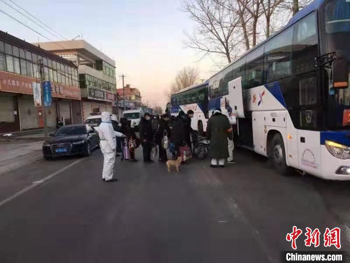 圖為小果莊村村民被轉(zhuǎn)移隔離時，警員維持秩序?！堅露Y 攝