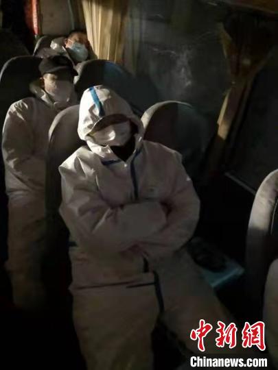 圖為藁城區(qū)增村鎮(zhèn)小果莊村疫情防控檢查站警員在車上睡覺?！堅露Y 攝