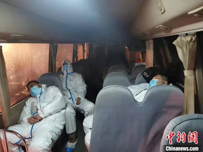 圖為藁城區(qū)增村鎮(zhèn)小果莊村疫情防控檢查站警員在車上睡覺?！堅露Y 攝