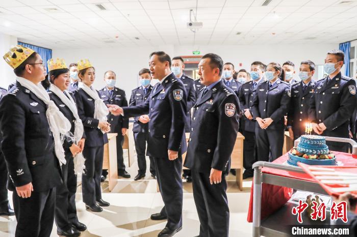 1月10日，拉薩鐵路公安處民警孫炎璽、扎西央宗、馬曉琴感受別樣的生日祝福?！↑S飛 攝