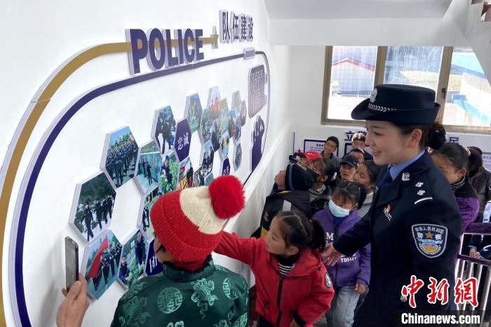 山南邊境管理支隊(duì)勒布邊境派出所舉行警營開放日活動，邀請駐地民眾進(jìn)警營，了解民警工作生活?！∏f冀 攝