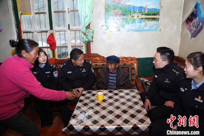 亞東出入境邊防檢查站民警走訪慰問轄區(qū)困難群眾?！堄陱?qiáng) 攝