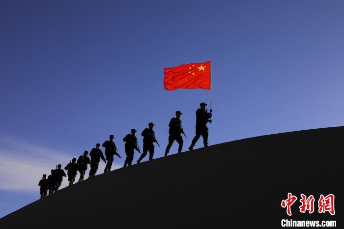 日喀則邊境管理支隊(duì)幾腳橋邊境檢查站民警在轄區(qū)開展巡邏工作?！↓埿▲P 攝