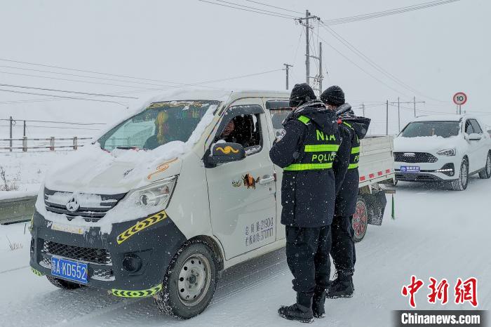 日喀則邊境管理支隊(duì)老馬泉河邊境檢查站民警頂風(fēng)冒雪執(zhí)勤檢查?！±罾?攝