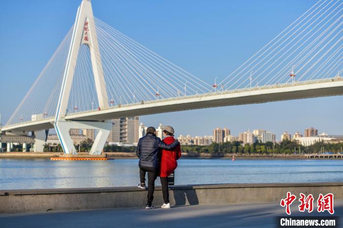 圖為一對情侶在?？跒诚硎芏张??！●樤骑w 攝