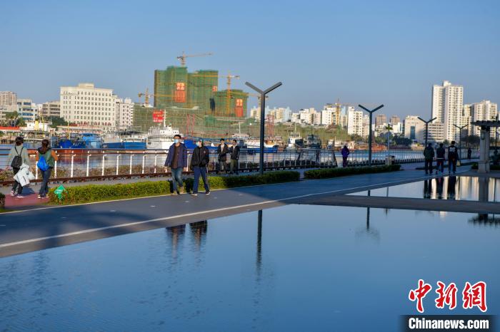 圖為市民在?？跒成⒉?。　駱云飛 攝