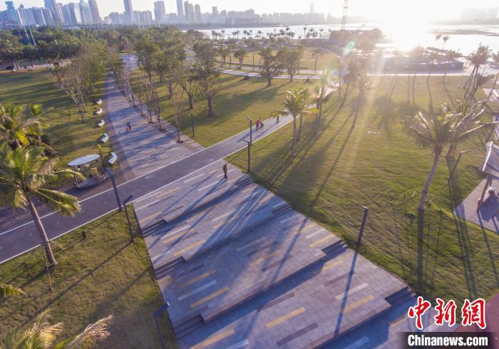 圖為航拍陽光下的?？跒呈兰o(jì)公園?！●樤骑w 攝