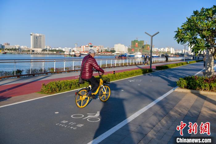 圖為市民騎行在剛剛開放不久的?？跒硶惩üこ舔T行道，享受久別的藍(lán)天陽光?！●樤骑w 攝