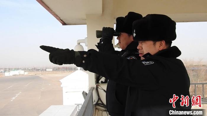 圖為甘其毛都出入境邊防檢查站民警密切關(guān)注野生黃羊和蒙古野驢動向?！●T正翔 攝