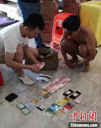 警方繳獲犯罪嫌疑人的作案工具及部分贓款。　韋崇結(jié) 攝