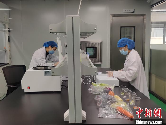 所有食材需通過(guò)農(nóng)殘檢測(cè)和微化實(shí)驗(yàn)室的嚴(yán)格檢測(cè)后，方可進(jìn)入倉(cāng)庫(kù)和潔凈生產(chǎn)車間?！∪~秋云 攝
