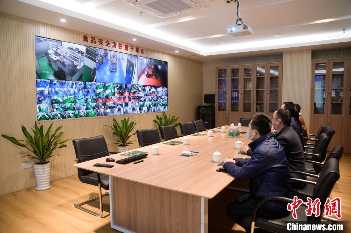 該公司建設(shè)有覆蓋整個(gè)中央廚房的智能監(jiān)控體系?！±钅宪?攝