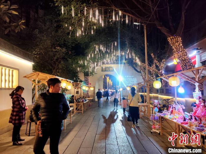 夜幕降臨，市民在福建省福州市鼓樓區(qū)西門的藏天園文化夜市散步?！∪~秋云 攝
