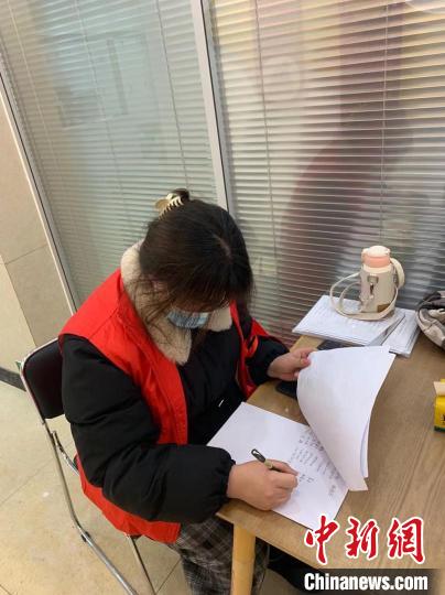 高妍在整理資料。高妍供圖