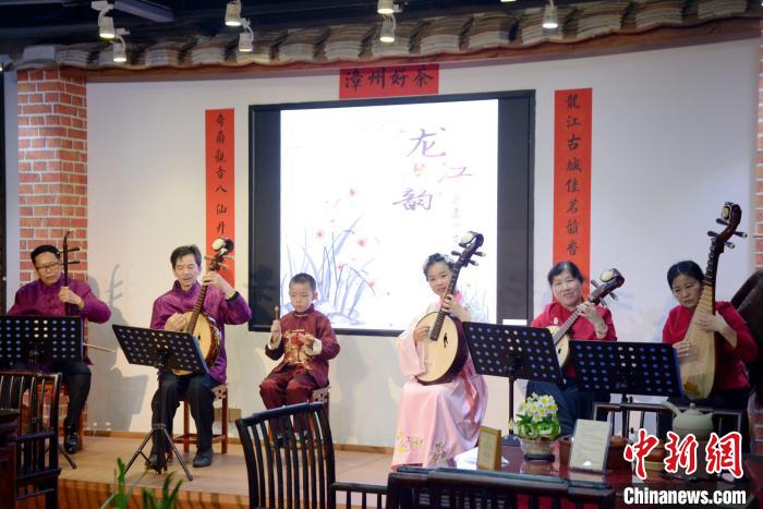 正月初一，漳州古城內(nèi)的海峽兩岸茶文化交流中心上演“非遺一臺(tái)戲”，吸引市民和游客觀看。　龔雯 攝