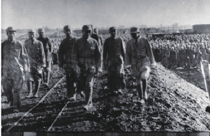 出擊隴海路戰(zhàn)役前，晉冀魯豫軍區(qū)司令員劉伯承、政委鄧小平等在檢閱部隊(duì).jpg