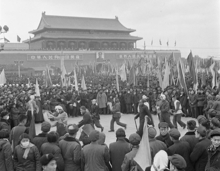 1956年1月15日，北京各界20多萬(wàn)人在天安門(mén)廣場(chǎng)舉行慶祝社會(huì)主義改造勝利聯(lián)歡大會(huì)。新華社發(fā).jpg