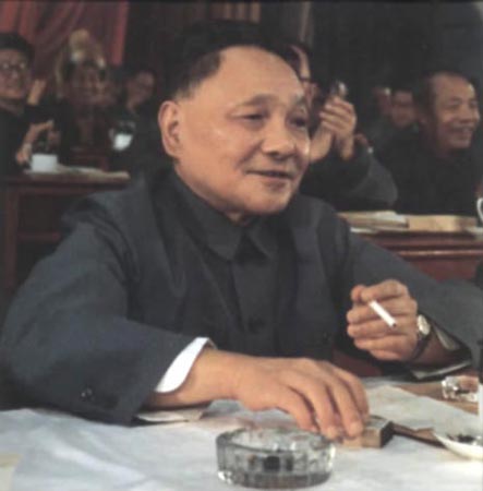 1975年，鄧小平在主持中央日常工作期間，同江青反革命集團(tuán)進(jìn)行針鋒相對的斗爭，召開了解決軍隊、交通、工業(yè)、農(nóng)業(yè)、科技等方面問題的一系列重要會議，著手進(jìn)行全面整頓，全國形勢明顯好轉(zhuǎn)。.jpg