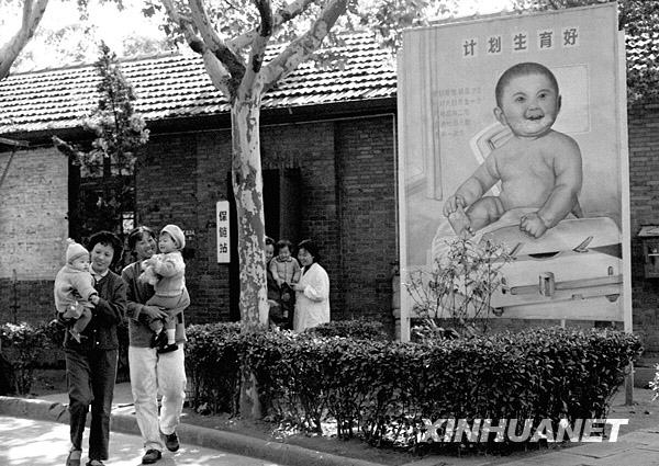 上?；瘜W(xué)纖維廠女工帶著自己的孩子在廠保健站檢查身體（1981年2月攝）。新華社發(fā).jpg