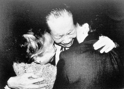 1987年11月4日，首批回大陸探親的臺(tái)胞抵達(dá)廈門。這是一位臺(tái)胞在客運(yùn)碼頭，與分別多年的親人相擁而泣。.jpg