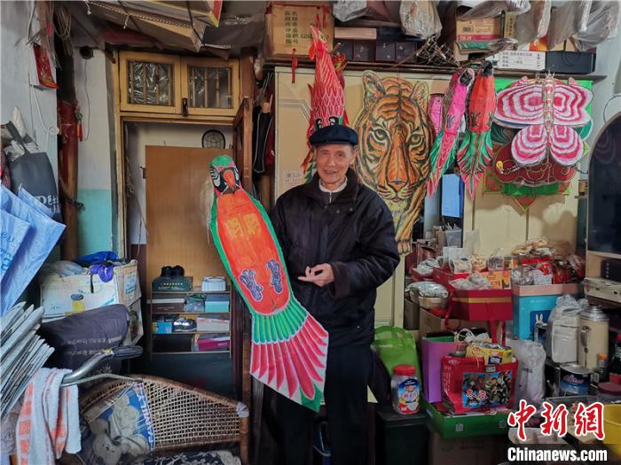邵國(guó)強(qiáng)和他制作的風(fēng)箏?！∥坛康?攝