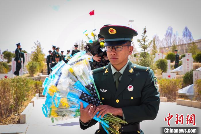 圖為西藏軍區(qū)某旅駐日喀則任務(wù)分隊(duì)官兵們?cè)诹沂苛陥@獻(xiàn)花。　姚佳 攝