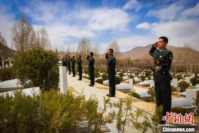 圖為西藏軍區(qū)某旅駐日喀則任務(wù)分隊(duì)全體官兵向烈士致敬?！√萍?攝