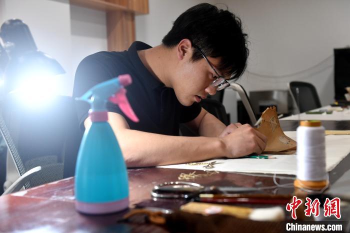 “90后”文物修復(fù)師瞿超正低頭手工修復(fù)民國(guó)時(shí)期影印的古籍《春秋繁露》?！蚊?攝