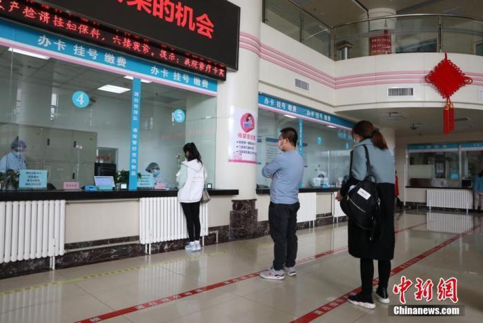 資料圖：市民在醫(yī)院門診大廳間隔排隊掛號。<a target='_blank' href='http://www.chinanews.com/'>中新社</a>記者 楊迪 攝 